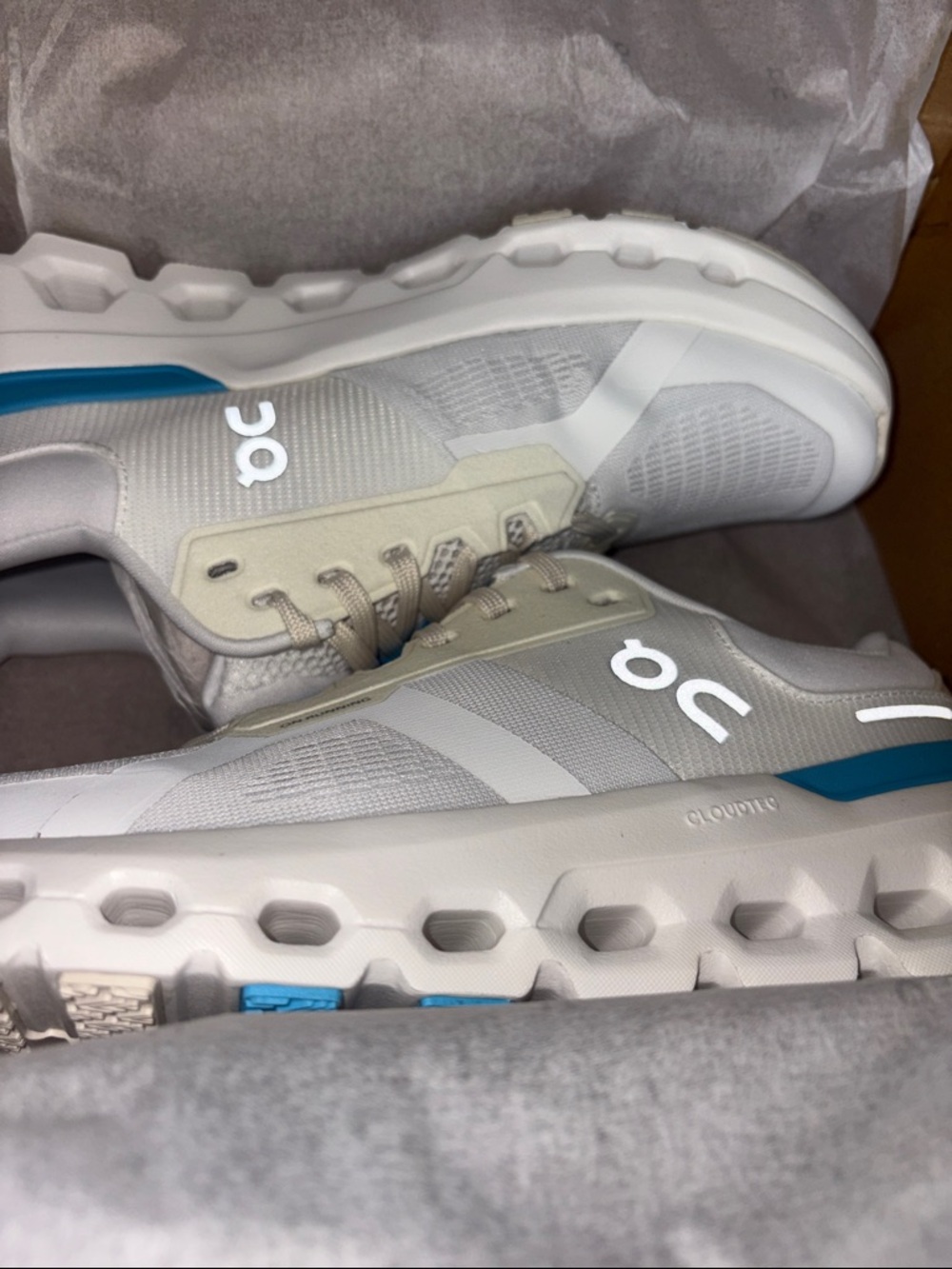 NWT-On Cloud cloudrunner 2 White & Blue Running Sneakers trendy white color sz 9 - Picture 3 of 4